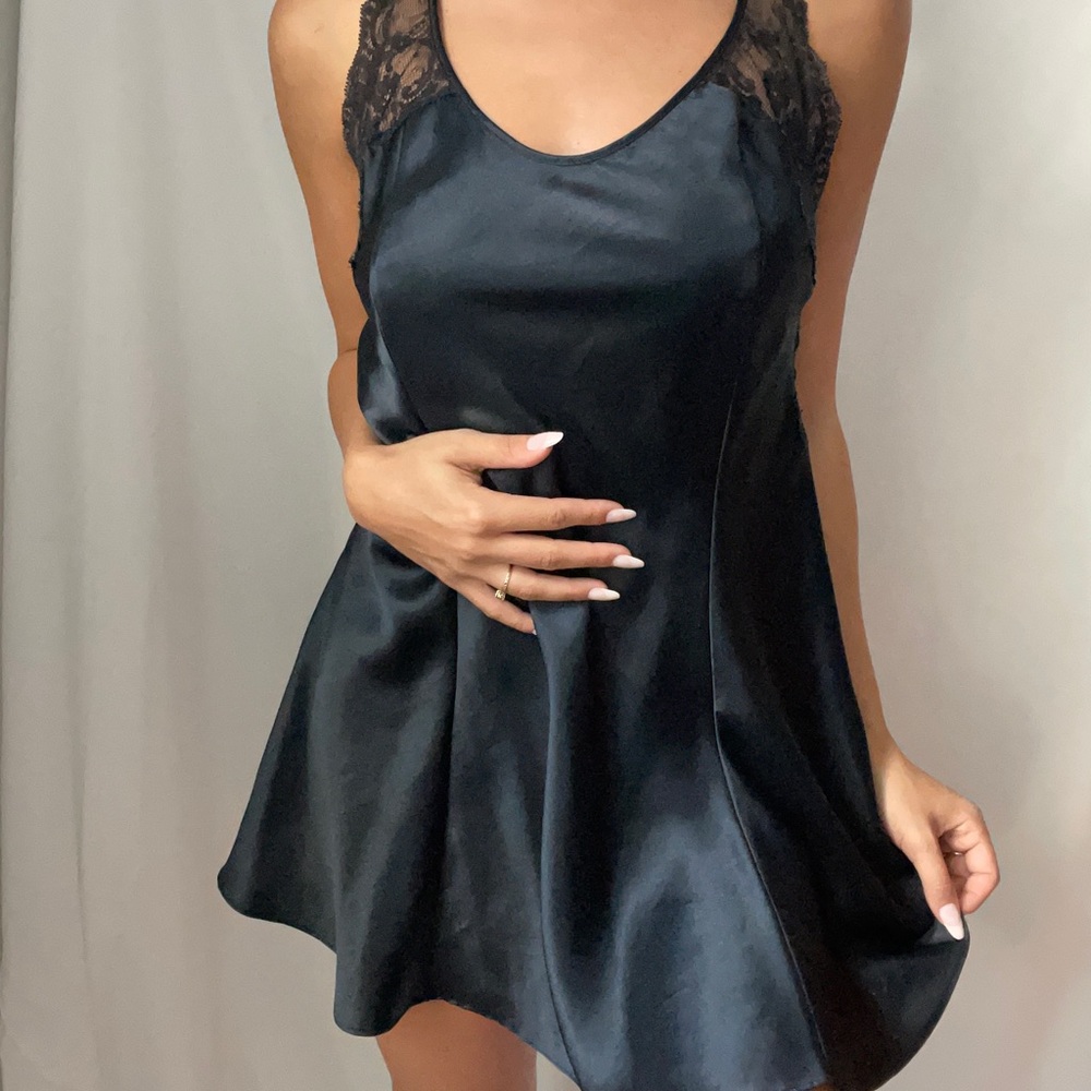 Vintage Victoria’s Secret black silk slip dress 🖤🖤